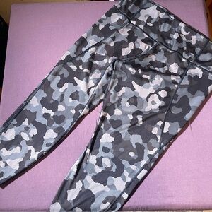 Athleta Lightning Camo 7/8 Tight (SuperSonic ?) Black/Gray Camo -  Size 2X